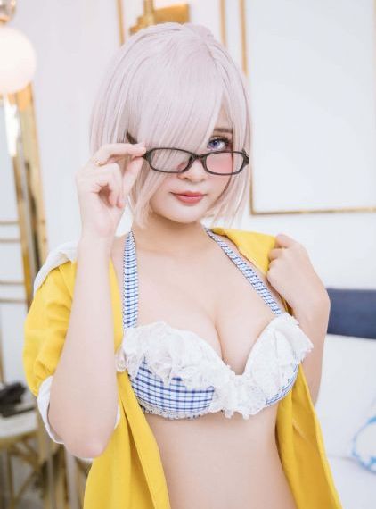 女仆露出双乳给客人玩