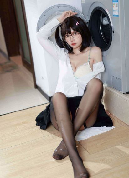 老头边吃奶边弄进去呻吟