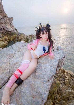 女大学生特殊的精油按摩